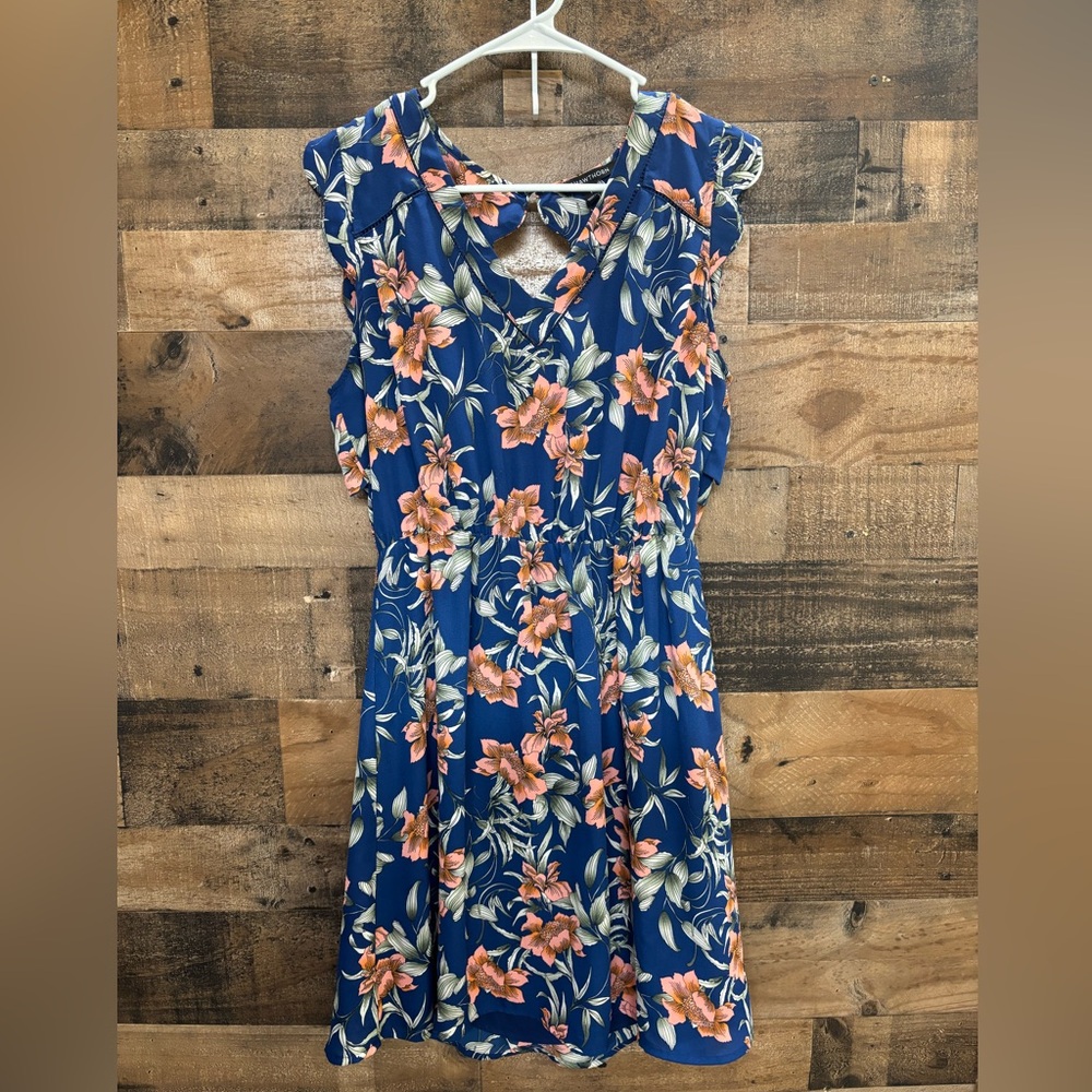 41 Hawthorn Navy Floral V-Neck Dress with Coral Blooms Size Large